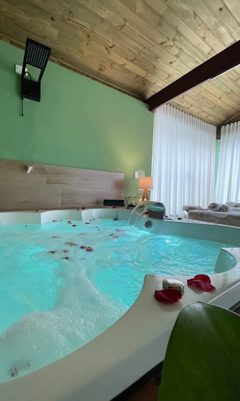 Jacuzzi com hidromassagem, cascata e cromoterapia no Espaço Satyamayi