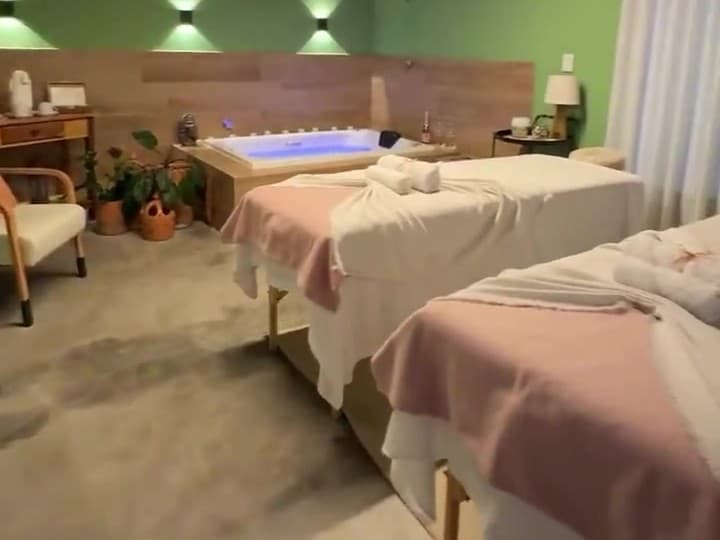 Sala com duas macas lado a lado no Espaço Satyamayi